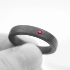 Anillo Carbono Negro Lisa con Circonita Roja