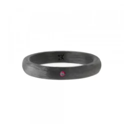 Anillo Carbono Negro Lisa con Circonita Roja